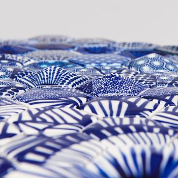 HEINI RIITAHUHTA, hexagon reliefi, posliinia, "Sade", signeerattu Heini Riitahuhta 2015-2019.