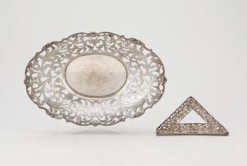 BRÖDKORG samt SERVIETTSTÄLL, silver, bland annat Tyskland, 18/1900-tal. Total vikt ca 480g.