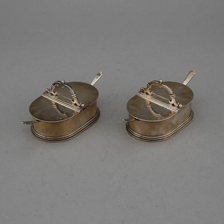 SALT- OCH PEPPARKAR, ett par, med 4 SKEDAR, silver, Borgila, Stockholm, 1951. Vikt ca 354g.