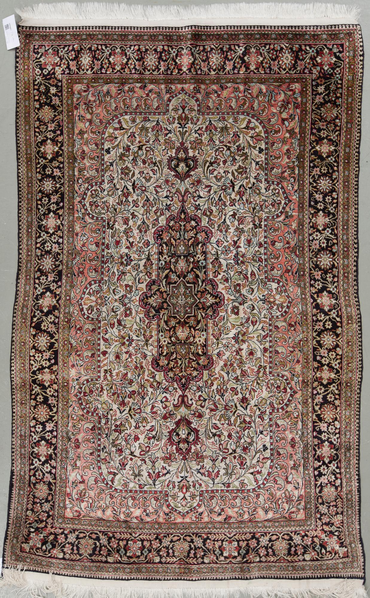 MATTA, silke, Pakistan/Kina. Ca 166x103 cm.