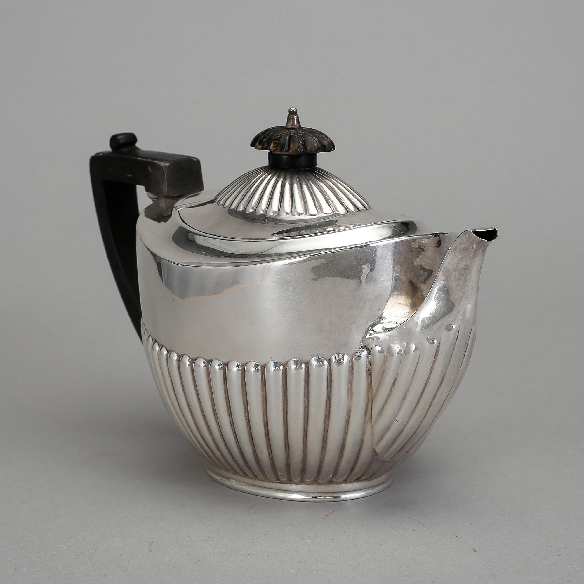 TEKANNA, silver, brittiska stämplar, 18/1900-tal. Total vikt 428 g.