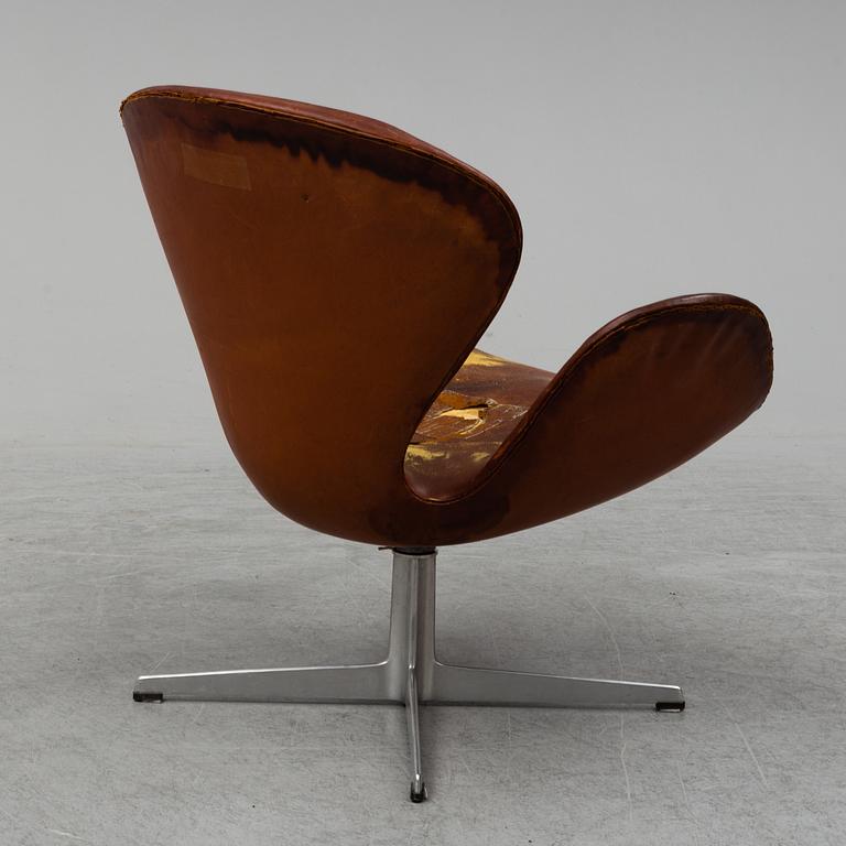 ARNE JACOBSEN, a 'Svanen' easy chair, Fritz Hansen, Denmark.