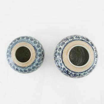 A set of two blue and white jars, late Qing dynasty/early 20th century.