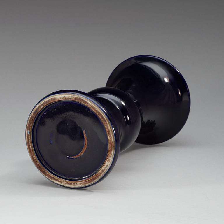 A deep purple glazed vase, Qing dynasty, Kangxi (1662-1722).