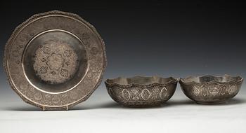 SKÅLAR, 2 st, och FAT, silver, Persien, 1900-tal. Vikt ca 1175 g.