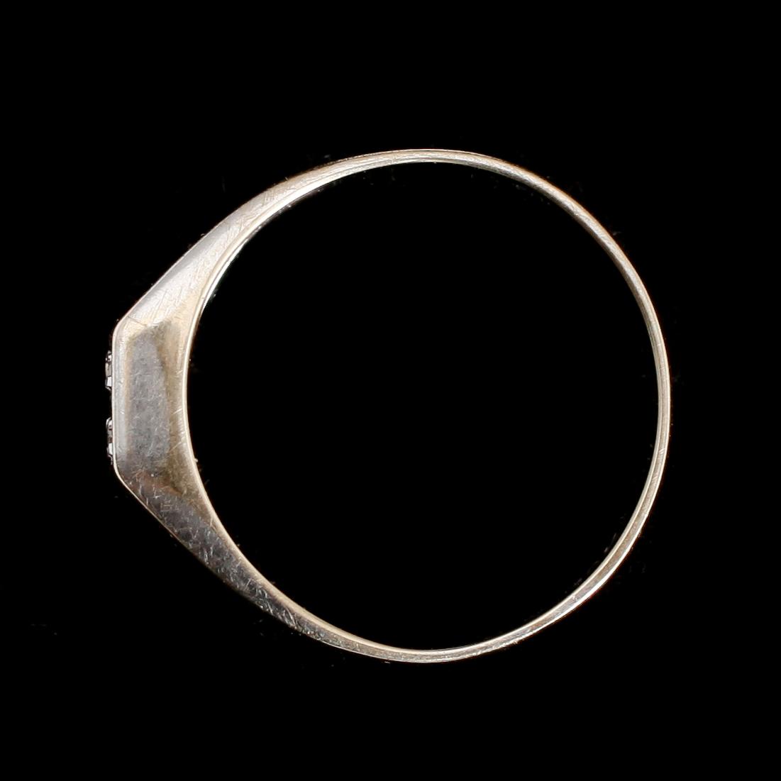 RING, 18 k vitguld med 4 små briljanter. Total vikt ca 2 gram.