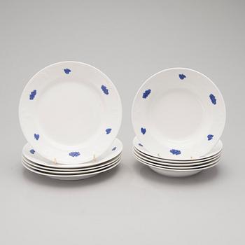 A 43-piece porcelain dinnerware set, "Blå blom", Gustavsberg.