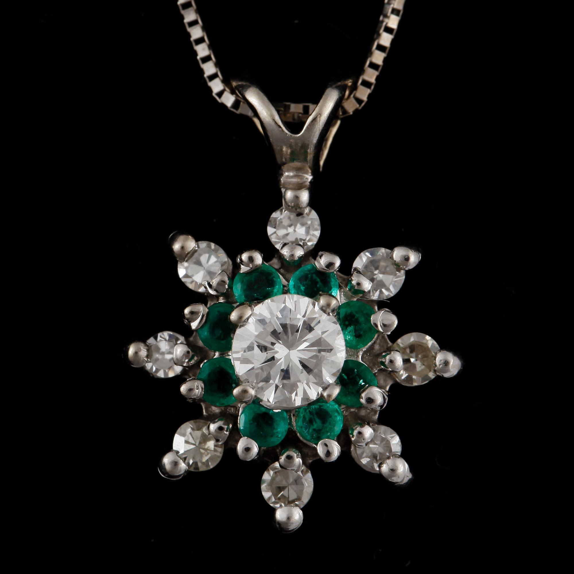 HALSSMYCKE, 14k vitguld med briljantslipade diamanter samt smargderr, tot diamanter ca 0,2 ct. Tot vikt ca 2,4 gram.