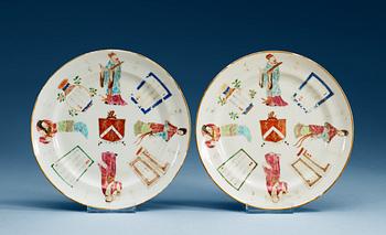 1637. TALLRIKAR, ett par, vapenporslin. Qing dynastin, Kanton, 1800-tal, ca 1855.