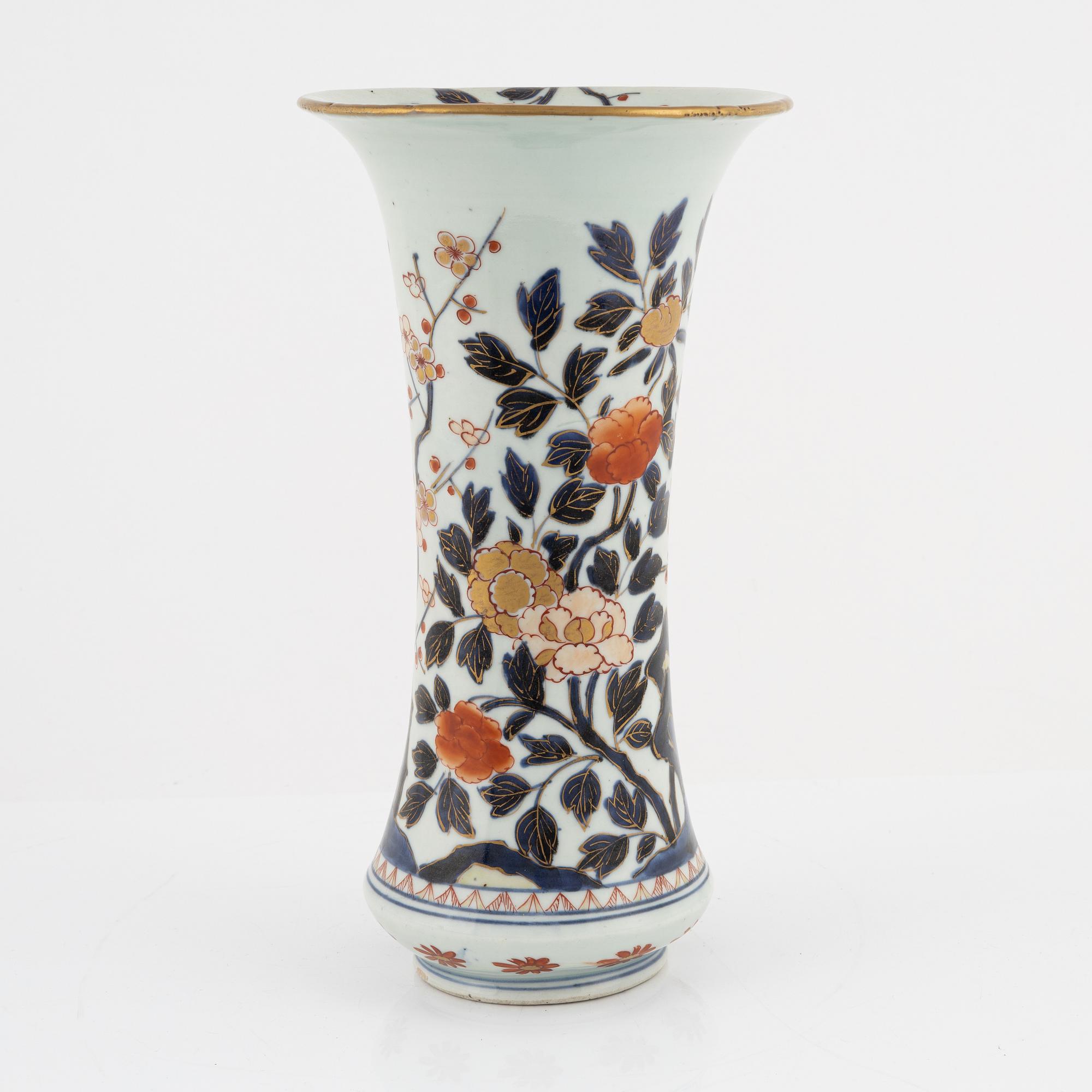 A Japanese imari vase, Edo period (1666-1867).