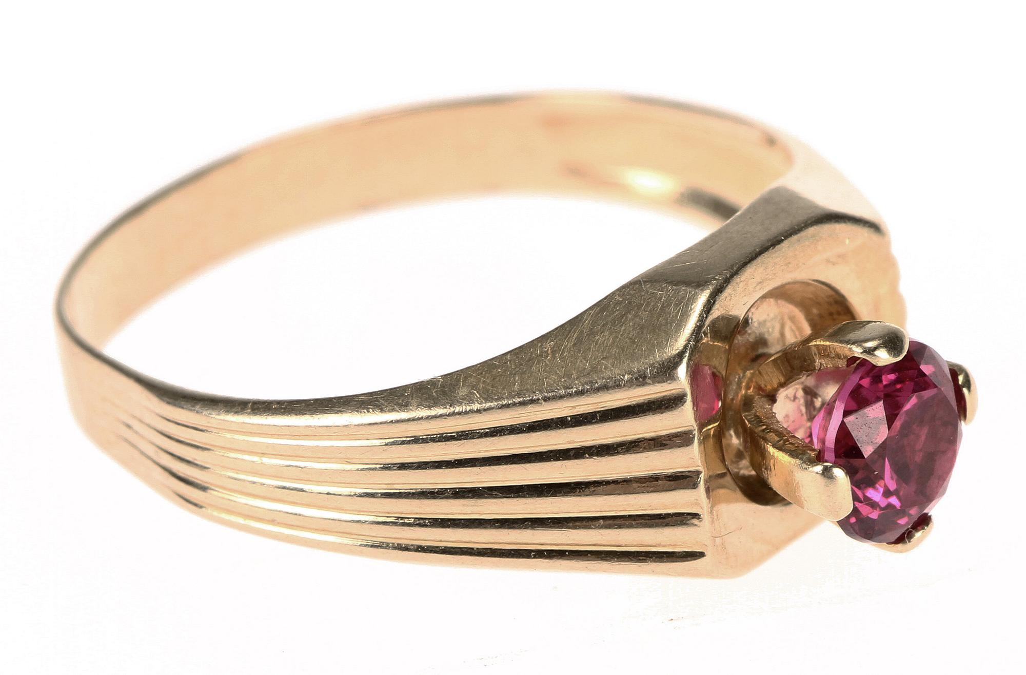 RING, 18k guld med röd sten.