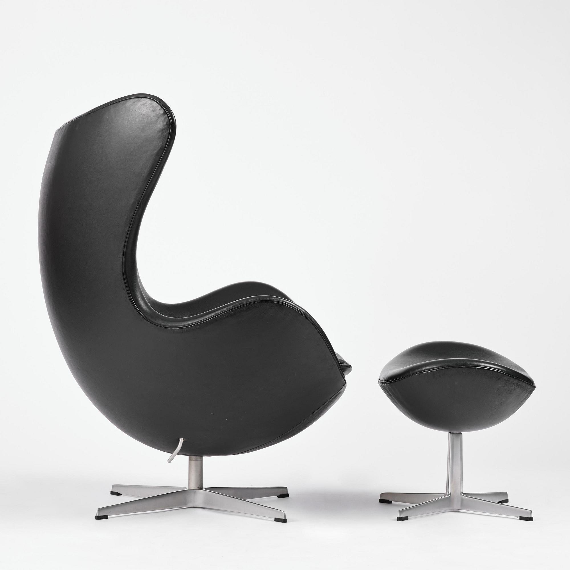 Arne Jacobsen, fåtölj med fotpall, "Ägget", Fritz Hansen, Danmark, 2001.