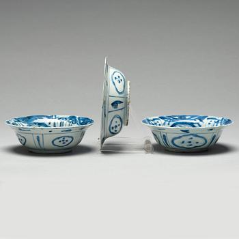 Three blue and white kraak bowls, Ming dynasty, Wanli (1523-35).