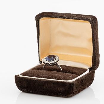 Ring, carmosé, 18K white gold with synthetic sapphire and brilliant-cut diamonds.