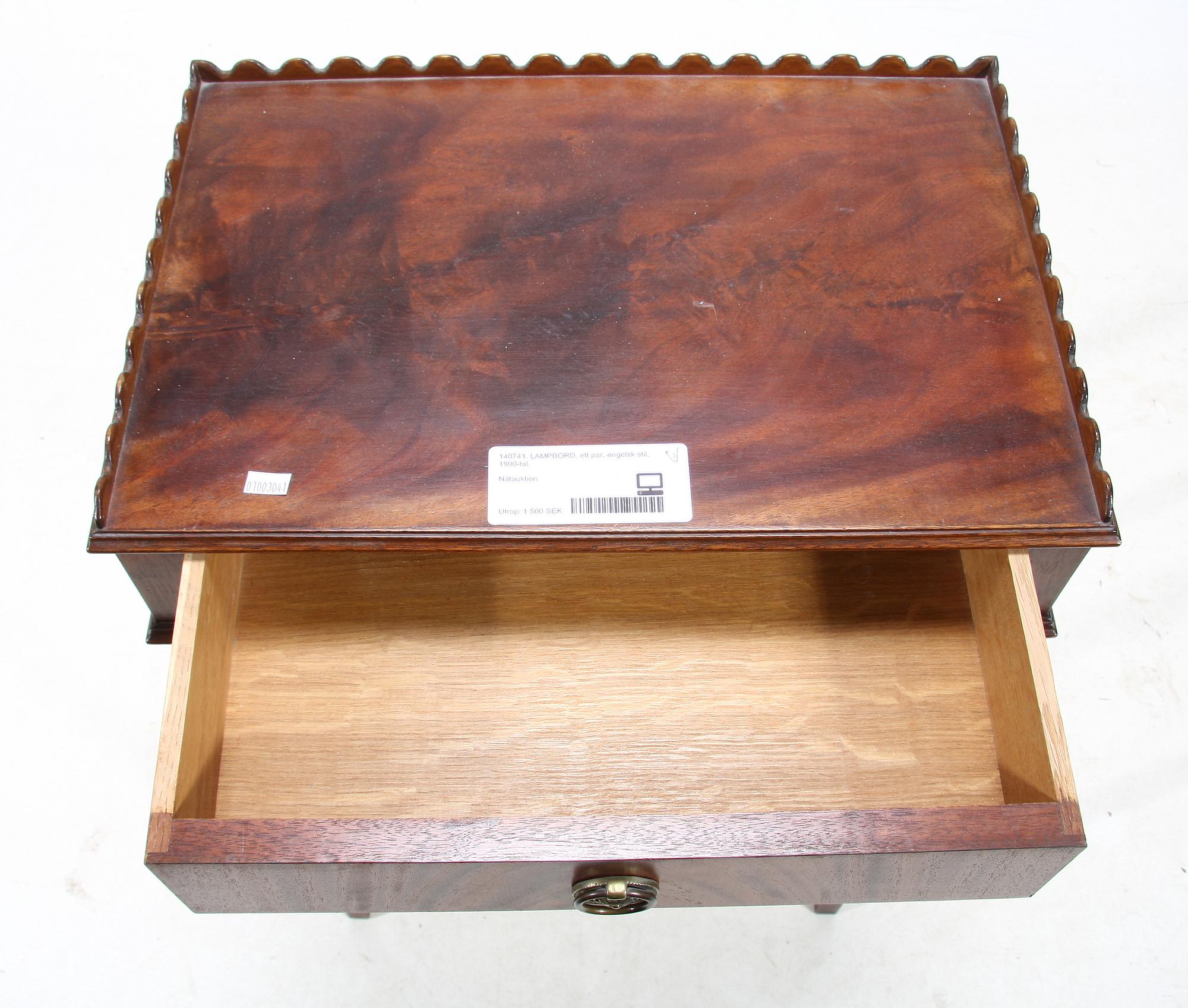 LAMPBORD, ett par, engelsk stil, 1900-tal.