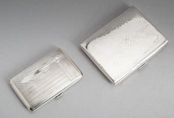 CIGARETTETUIER, 2 st, silver, 1930-/40-tal. Vikt ca 161 gram.