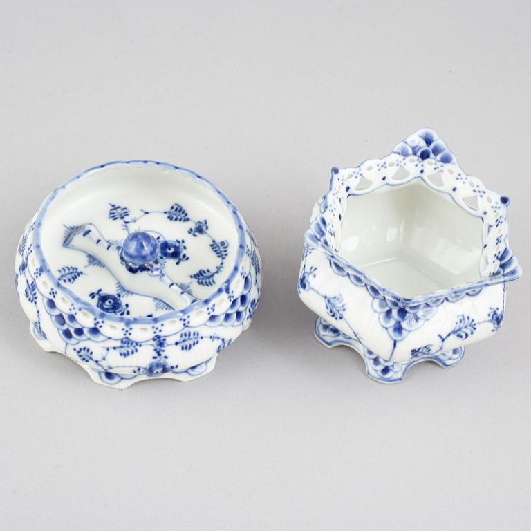 A 33-piece porcelain coffee service 'Musselmalet', Royal Copenhagen, Denmark.