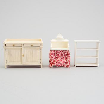 A lot of 17 pieces of doll house furniture by Nolbyn Värmländskt hantverk first half of the 20th century.