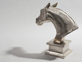 SKULPTUR, vitmetall, sent 1900-tal.