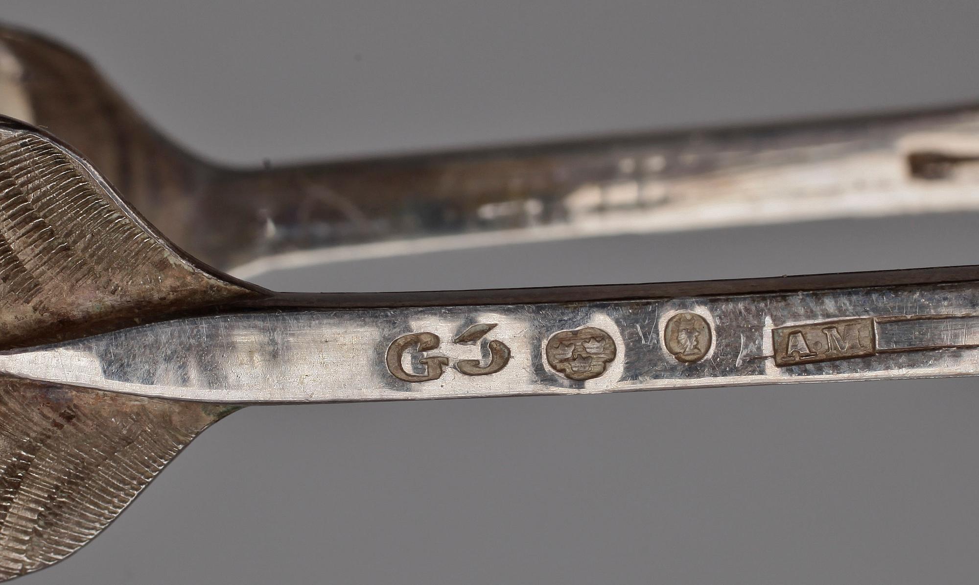 RESEBESTICK SAMT SOCKERTÅNG, silver, oidentifierade Stockholmsstämplar 1800-talets första hälft. Tot vikt ca 110 gram.