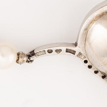 Cultured pearl necklace, clasp white gold with mabé pearl and brilliant cut diamonds, Alf Halldin,