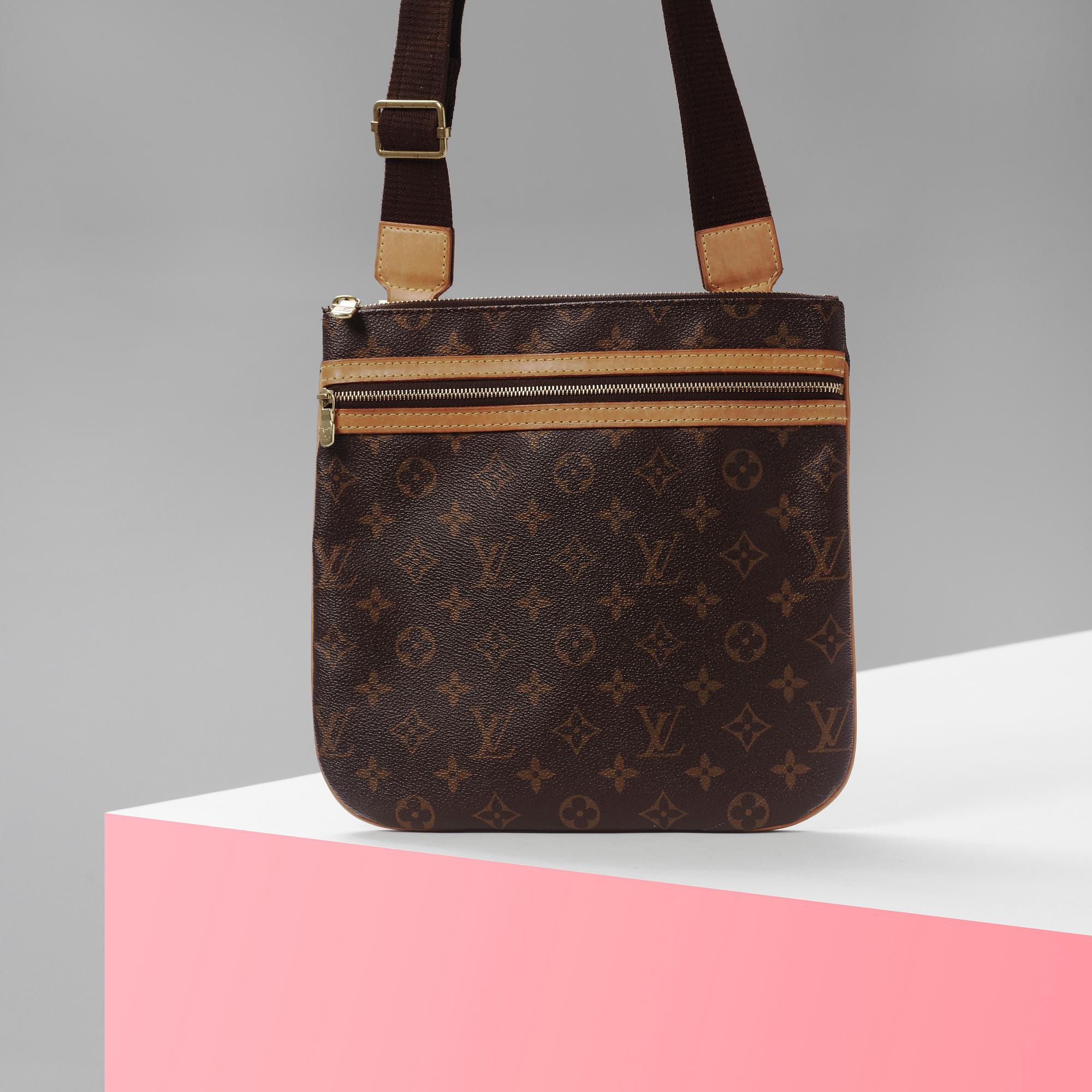 VÄSKA, Louis Vuitton, "Pochette Messenger Bag".