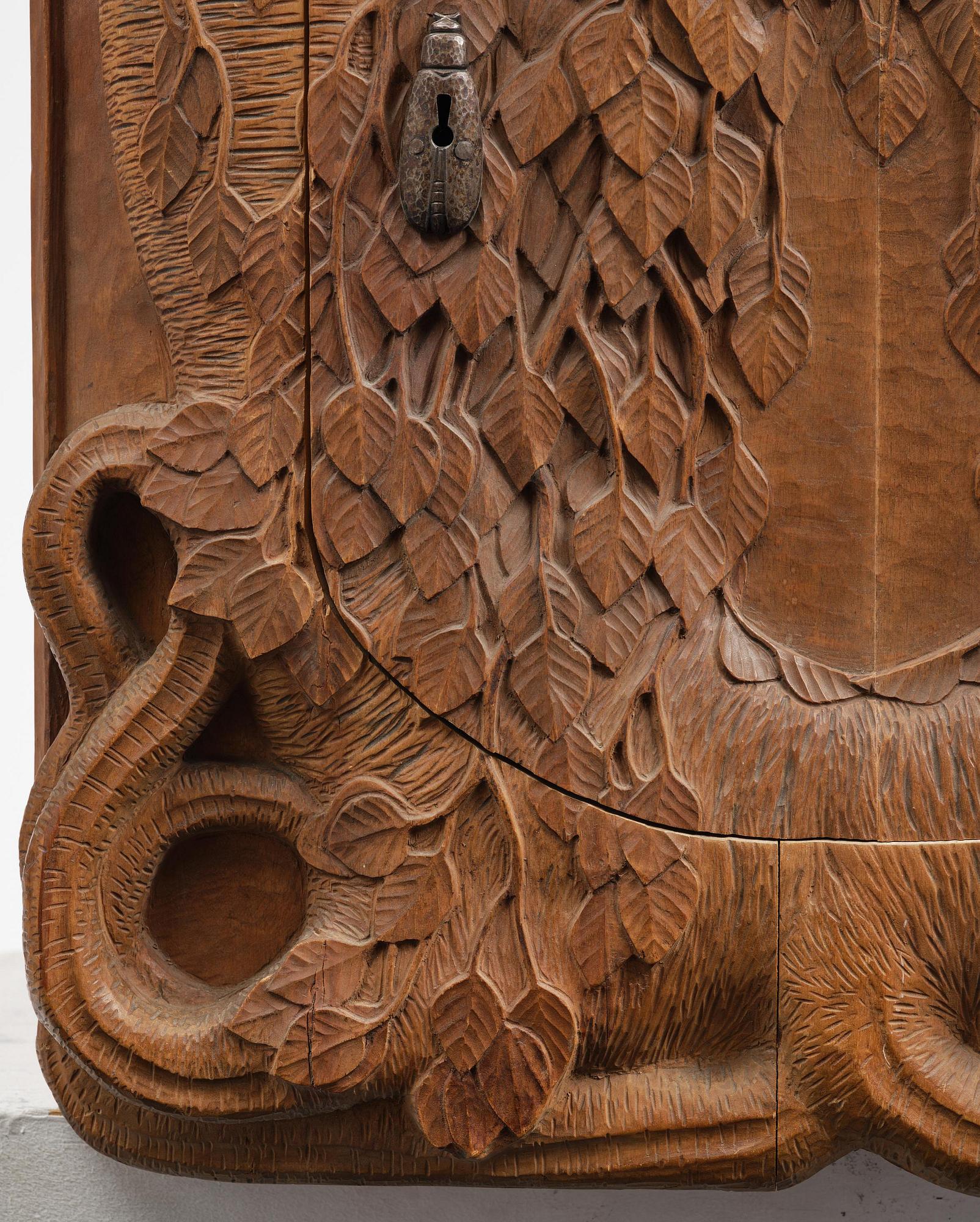 Jugend, hörnskåp, skulpterad björk, Sverige, tidigt 1900-tal.