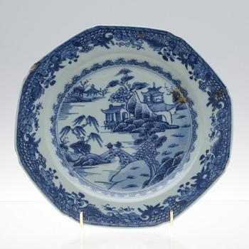 LAUTASIA, 2 st, sekä VATI, posliinia, Kiina 1700-luku.