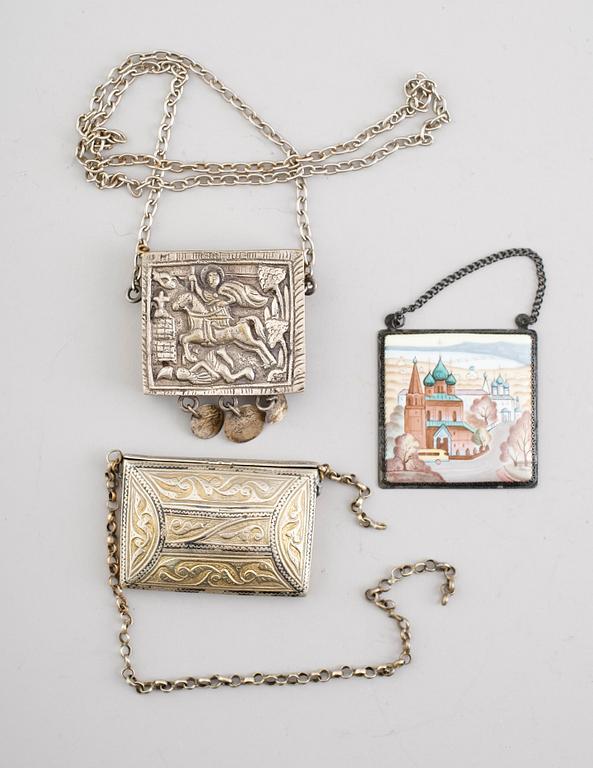 BÄLTE, DOSOR, 2 st, vitmetall samt EMALJPLATTA, orientaliska, 1900-tal.