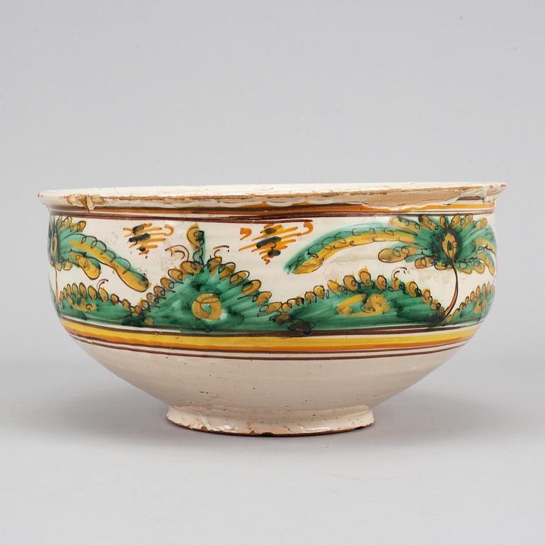 A french fayence bowl, 18th/19th century.