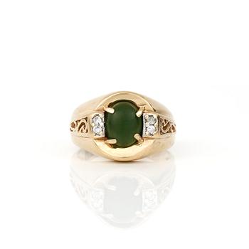 RING, 14k guld med grön sten o diamanter. Vikt ca9g.