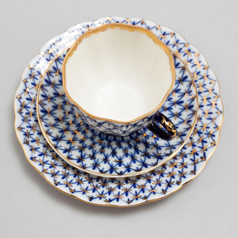 A 23 piece porcelain  service, 'Cobolt Net', Lomonosov, Soviet Union/Russa, second half of the 20th century.