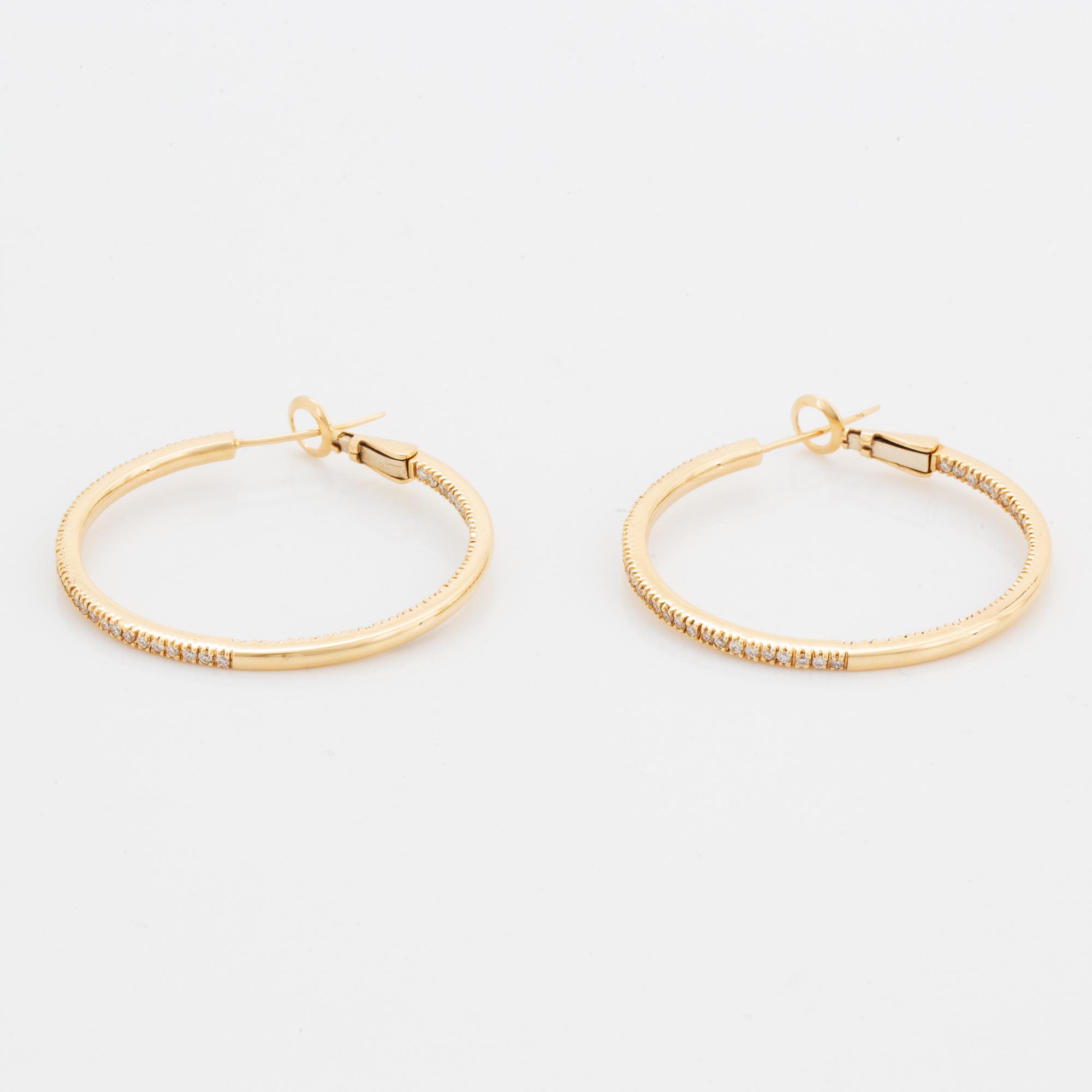 Örhängen hoops med briljantslipade diamanter.