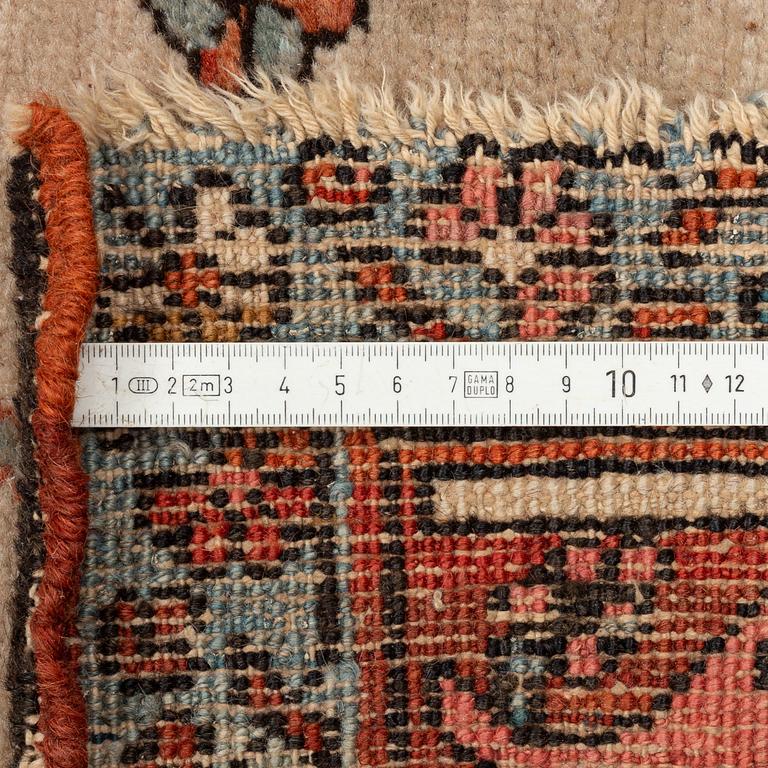 An antique Heris Serapi carpet, ca 391-408 x 298 cm.