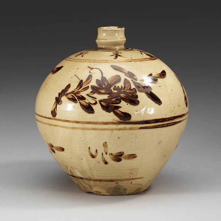 A Chitzhou glazed vase, Yuan dynasty (1271-1368).