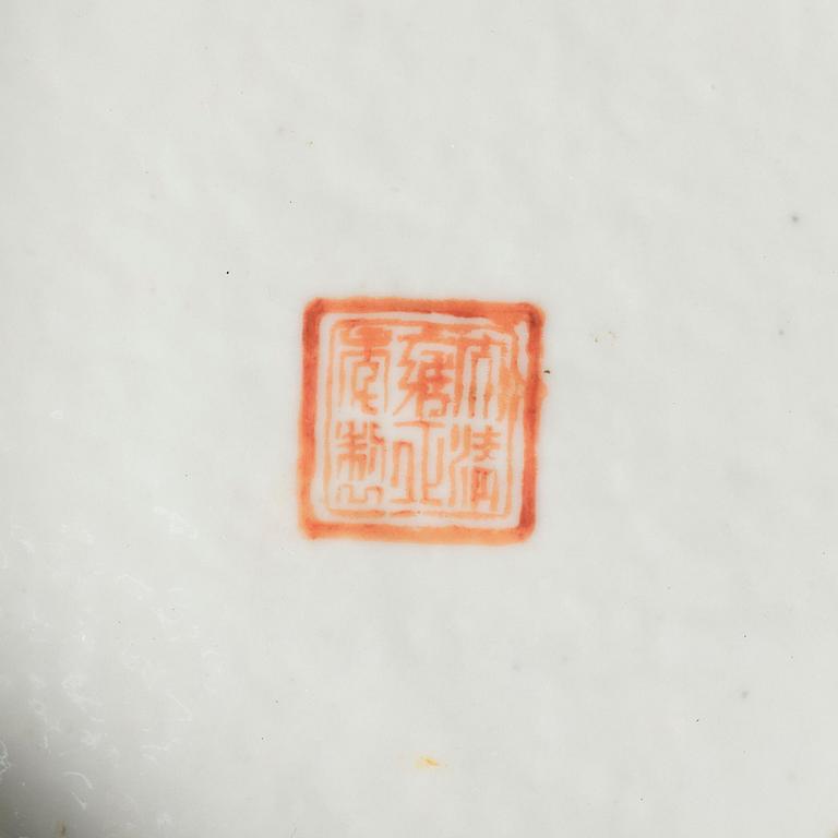 A octagonal 'trigram' dish, late Qing dynasty/around 1900.