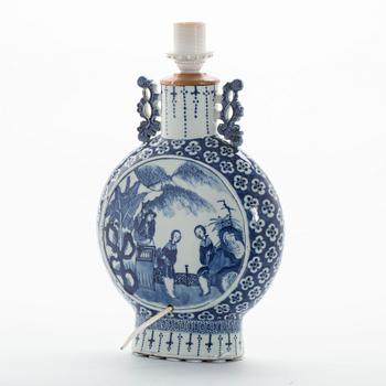 BORDSLAMPA/PILGRIMSFLASKA, porslin, Kina, 1800-tal.