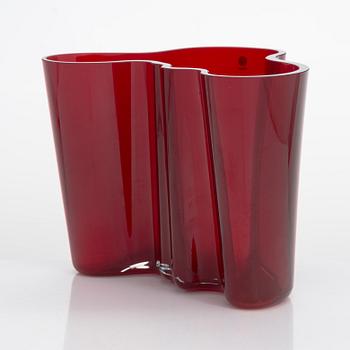 Alvar Aalto, a '3030' glas vase signed Alvar Aalto Iittala.