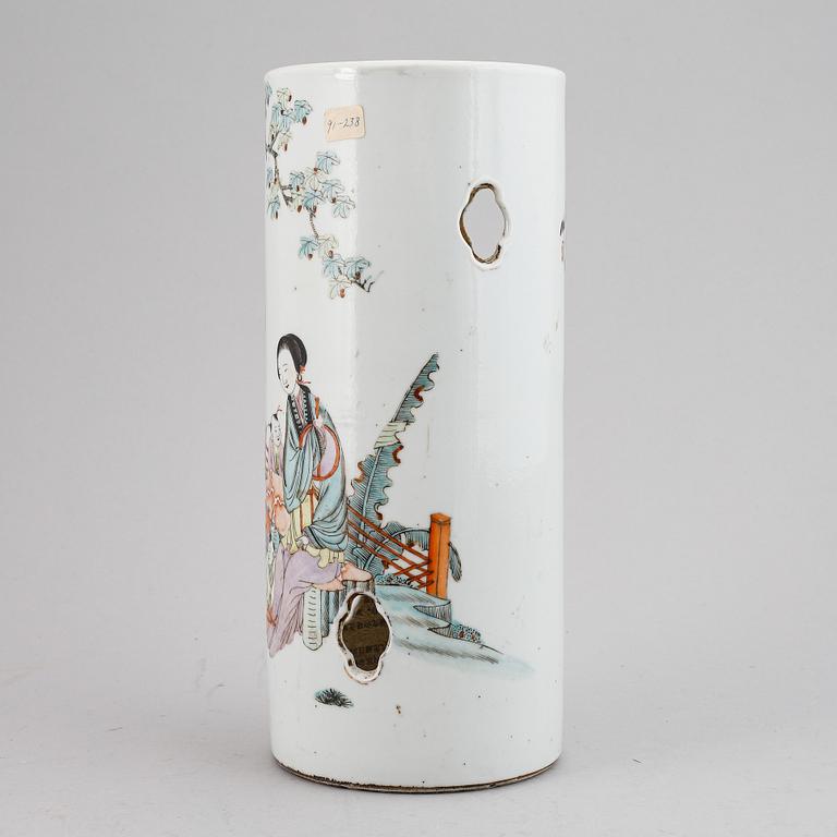 A Chinese famille rose porcelain hat stand, first half of the 20th century.