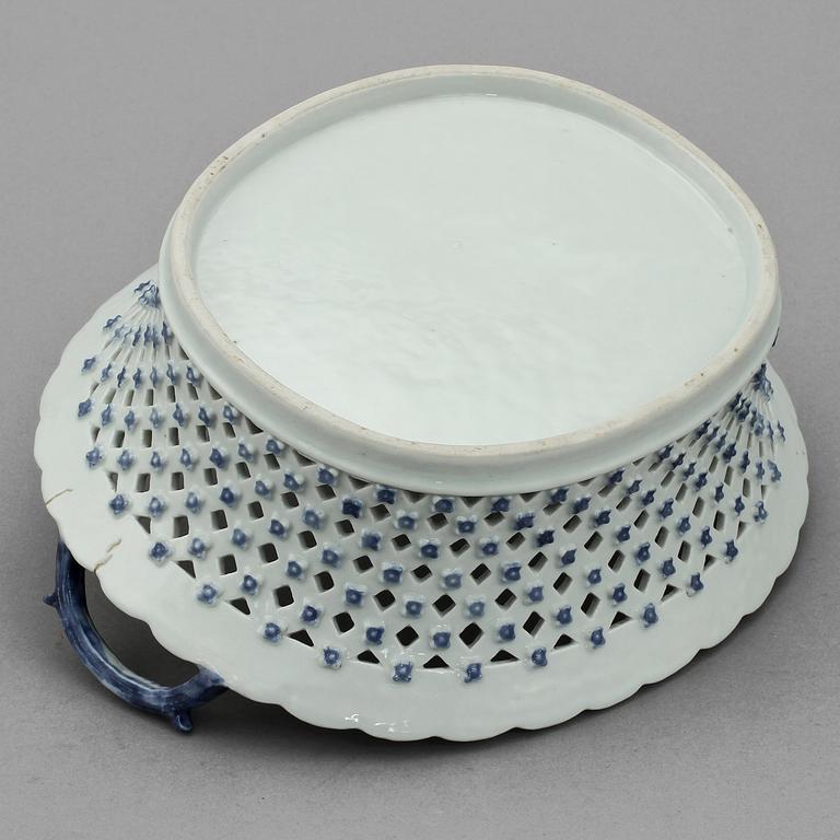 GALLERSKÅL med UNDERFAT, porslin, Kina, 1700/1800-tal.