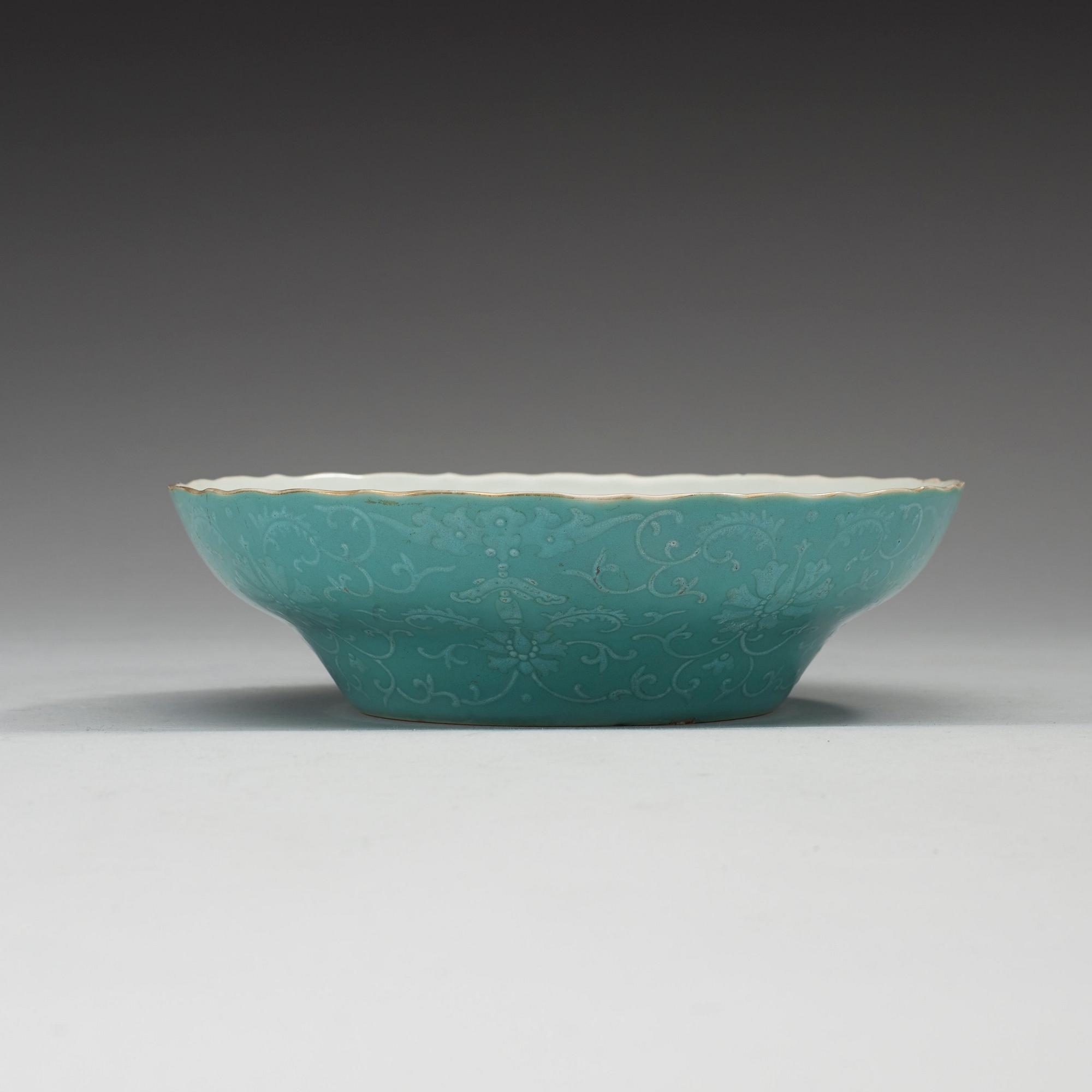 SKÅL, porslin. Qing dynastin med Daoguangs märke och period i rött (1821-50).