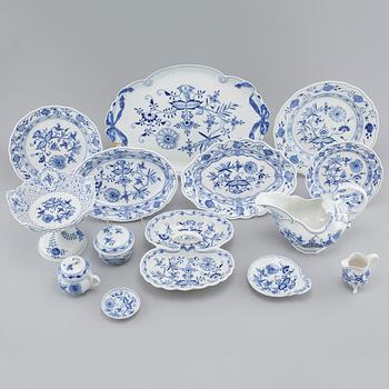 SERVISDELAR, 55 delar, porslin, Meissen, "Lökmönstret/Zwiebelmunster", 1900-tal.