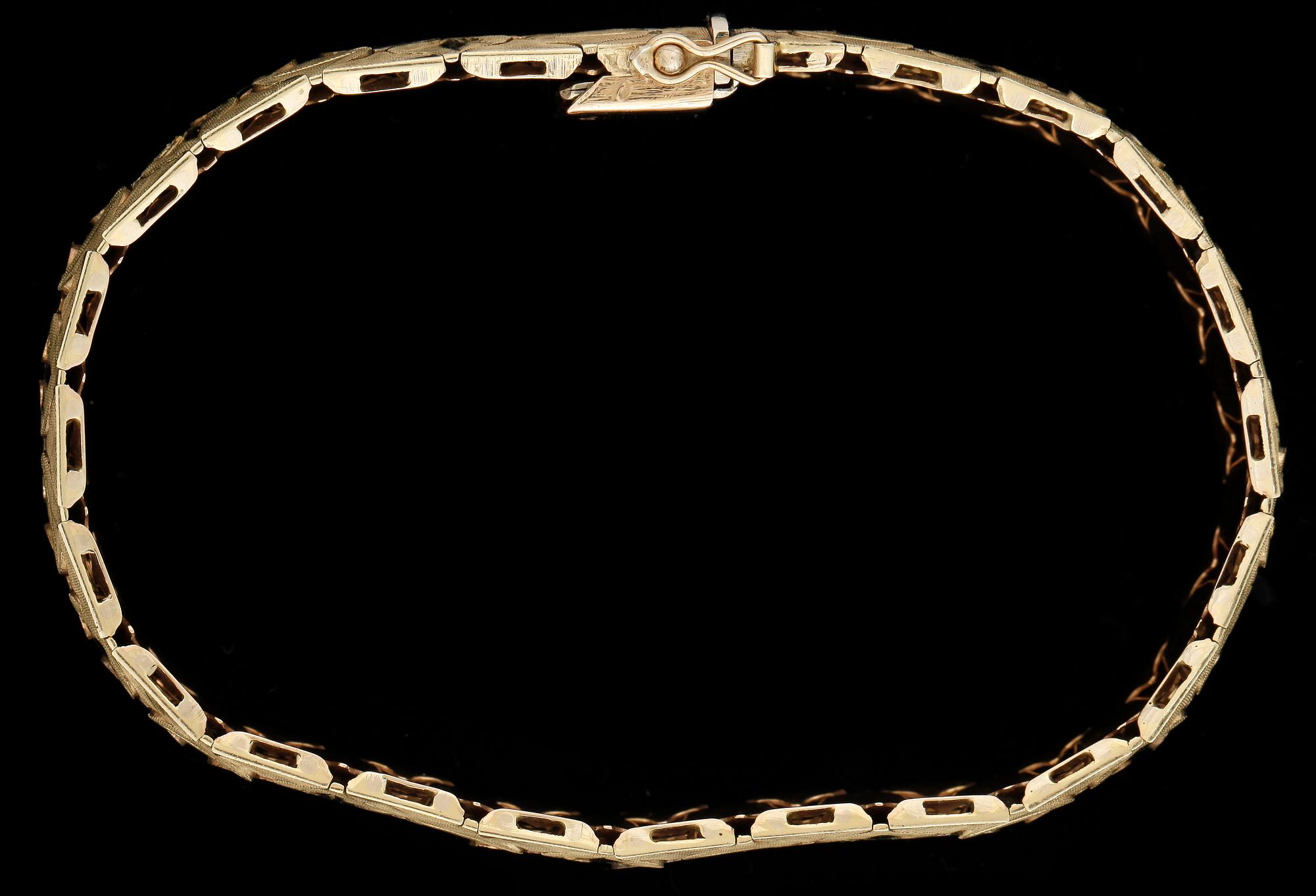 ARMBAND, 18k guld, troligen Italien. Vikt ca 34 g.