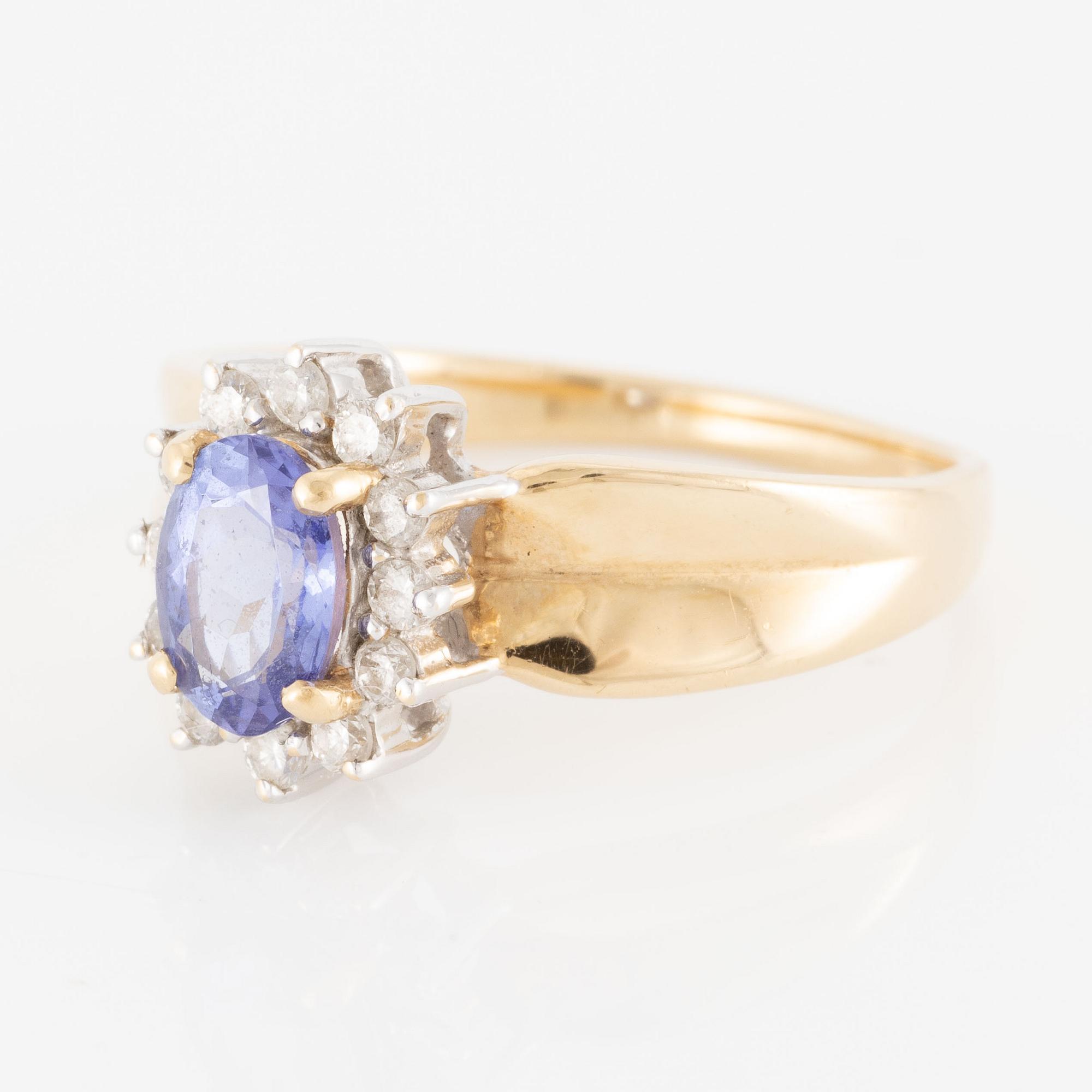 Ring, 14K gold with tanzanite and brilliant-cut diamonds.