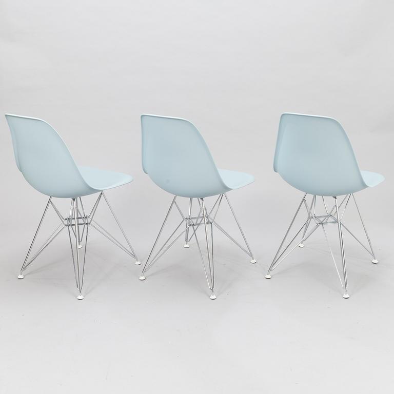 BRUNO MATHSSON & PIET HEIN, CHARLES & RAY EAMES. Bord och tre stolar.