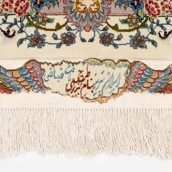 Matta, Täbris, part silk, s.k. 80 Raj, Nortvästra Iran, signerad ca 280 x 170 cm.