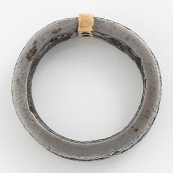 Mikael Hamma, Smide & Form, ring, oxidised iron, gold and brilliant-cut diamonds.