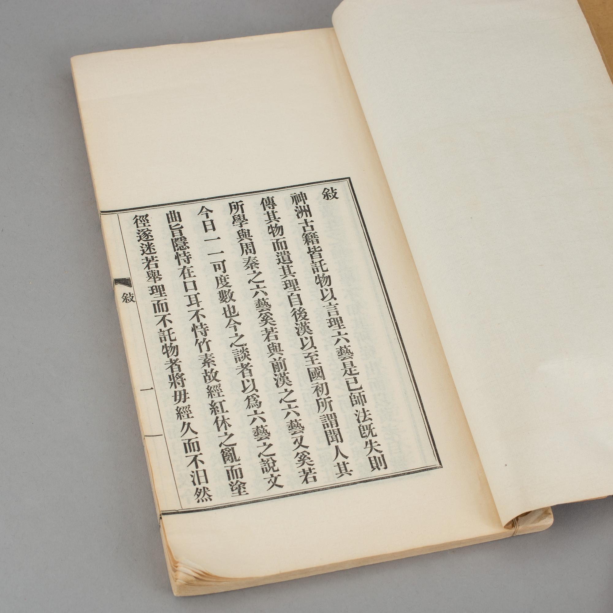 BÖCKER, 2st, Lao Tses heliga skrifer samt "Shi zhu zhai jian pu" Utgiven av Rong Bao Zhai, Peking, 1930-tal.