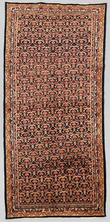 A carpet from Mahal, around 321 x 150 cm.
