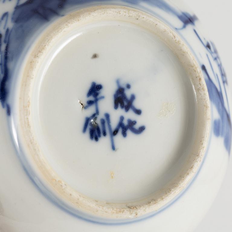 A group of five pieces of blue and white Chinese porcelain, Qing dynasty, 19th Century.